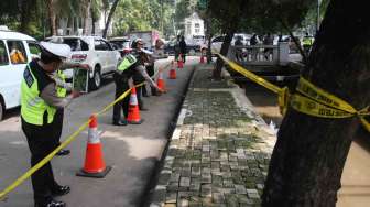 Sejumlah Polisi Lalu lintas Polda Metro Jaya melakukan olah Tempat Kejadian Perkara (TKP) kecelakaan mobil yang ditumpangi Ketua DPR Setia Novanto, di kawasan Jalan Permata Hijau, Jakarta, Jumat (17/11).