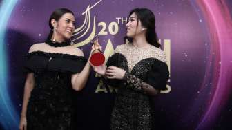 Sabet Dua Penghargaan AMI, Raisa dan Isyana 'Ngos-ngosan'