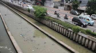 Kali Cideng dipenuhi sampah, Jakarta, Sabtu (18/11).