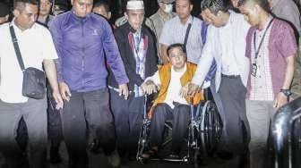 Tersangka kasus korupsi KTP Elektronik Setya Novanto tiba di gedung KPK, Jakarta, Minggu (19/11).