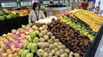 Buah-buahan hasil tanamanan kebun hortikultura di salah satu supermarket di Jakarta, Selasa (21/11).