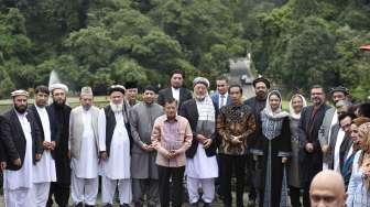 Presiden Joko Widodo menjamu Ketua Mejelis Tinggi Perdamaian Afghanistan Mohammad Karim Khalili bersama delegasi di Resto Cafe Grand Garden, Kebun Raya Bogor, Jawa Barat, Selasa (21/11).