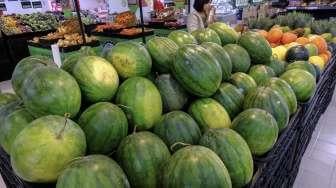 Buah-buahan hasil tanamanan kebun hortikultura di salah satu supermarket di Jakarta, Selasa (21/11).