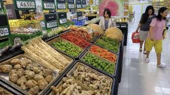 Buah-buahan hasil tanamanan kebun hortikultura di salah satu supermarket di Jakarta, Selasa (21/11).