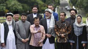 Presiden Joko Widodo menjamu Ketua Mejelis Tinggi Perdamaian Afghanistan Mohammad Karim Khalili bersama delegasi di Resto Cafe Grand Garden, Kebun Raya Bogor, Jawa Barat, Selasa (21/11).