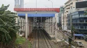 Proyek pembangunan Stasiun KRL Sudirman-Bandara di kawasan Dukuh Atas, Jakarta, Rabu (22/11).