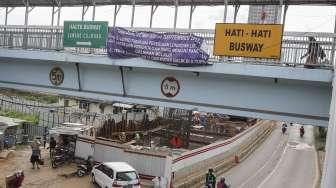 Sejumlah kendaraan melintas di sepanjang Jalan MT Haryono menuju arah Pancoran, Jakarta, Kamis (23/11).