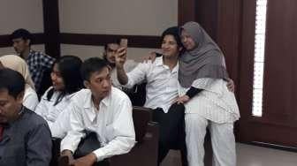 Ammar Zoni Sumringah Jelang Putusan, Selfie bareng Fans