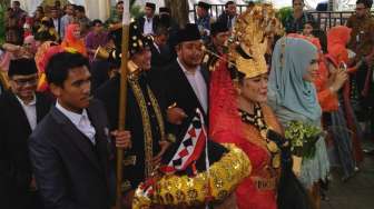 Kedatangan Presiden Joko Widodo dan Ibu Negara Iriana beserta rombongan di lokasi acara pernikahan Bobby Nasution dan Kahiyang Ayu, sekaligus mengikuti beberapa prosesi adat, Sabtu (25/11/2017), di Medan. [Media Center Pernikahan Bobby-Kahiyang]