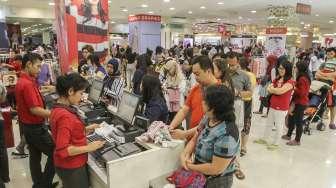 Sejumlah besar pengunjung antre membayar di Matahari Department Store, Mal Taman Anggrek (MTA), Jakarta, Minggu (25/11/2017), sebelum gerai itu resmi ditutup 3 Desember mendatang. [Suara.com/Kurniawan Mas'ud]