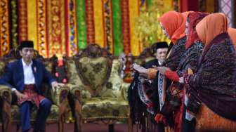 Presiden Joko Widodo dan Ibu Negara Iriana saat ikut menari tortor (manortor) dalam rangkaian acara pernikahan Bobby Nasution dan Kahiyang Ayu, Sabtu (25/11/2017), di Medan. [Media Center Pernikahan Bobby-Kahiyang]