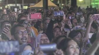 Band Potret tampil memukau ribuan penonton dalam event bertajuk The 90s Festival di Gambir Expo, Kemayoran, Jakarta, Sabtu (25/11). [Suara.com/Kurniawan Mas'ud]