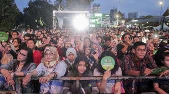 Sejumlah grup band era tahun 90an seperti Shaden, T Five dan Bragi tampil memukau ribuan pengunjung dalam event bertajuk The 90s Festival di Gambir Expo, Kemayoran, Jakarta, Sabtu (25/11). Acara tersebut menjadi ajang nostalgia bagi generasi muda era 90an untuk mengingat kembali masa-masa indah yang pernah dialami. [Suara.com/Kurniawan Mas'ud]