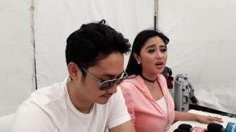 Gaya Dewi Perssik di Mobil Mewahnya