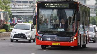 Bus Metrotrans yang dioperasikan oleh PT. Bus Transportasi Jakarta (Transjakarta) ini melayani rute Bundaran Senayan-Harmoni secara gratis selama satu pekan. [Suara.com/Oke Atmaja]