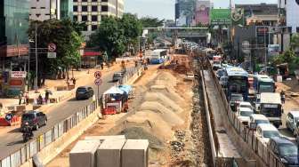 Sejumah alat berat saat menyelesaikan Proyek underpass Mampang-Kuningan, Jakarta, Minggu (26/11/2017) [Suara.com/Oke Atmaja]