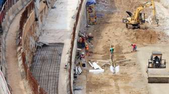 Sejumah alat berat saat menyelesaikan Proyek underpass Mampang-Kuningan, Jakarta, Minggu (26/11/2017) [Suara.com/Oke Atmaja]