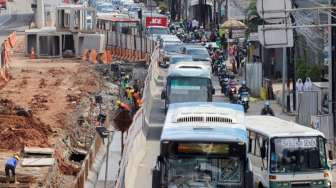 Sejumah alat berat saat menyelesaikan Proyek underpass Mampang-Kuningan, Jakarta, Minggu (26/11/2017) [Suara.com/Oke Atmaja]