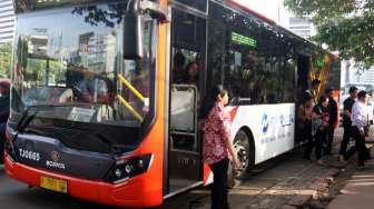 Bus Metrotrans yang dioperasikan oleh PT. Bus Transportasi Jakarta (Transjakarta) ini melayani rute Bundaran Senayan-Harmoni secara gratis selama satu pekan. [Suara.com/Oke Atmaja]