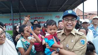 Anies Gendong Bayi Bernama Anies Sandi di Kampung Akuarium