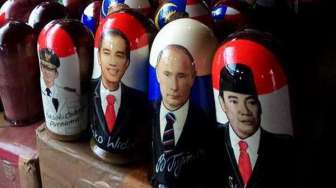 Warga Rusia Jual Boneka Jokowi dan Ahok di Pasar Izmailovskiy Moskow
