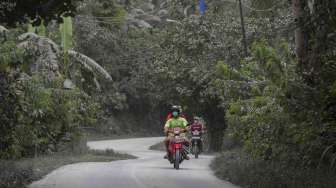 Abu vulkanik Gunung Agung dalam kawasan rawan bencana, di Karangasem, Bali, Senin (27/11).