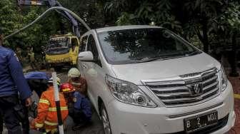 Hujan Lebat, Mobil Ringsek Tertimpa Pohon di Jalan Diponogoro