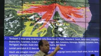 Kepala Pusat Data Informasi dan Humas Badan Nasional Penanggulangan Bencana (BNPB) Sutopo Purwo Nugroho memberikan keterangan pers tentang Gunung Agung, di Graha BNPB, Jakarta, Senin (27/11).