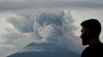 Asap dan abu vulkanik terus menyembur dari kawah Gunung Agung di Karangasem, Bali, Selasa (28/11).