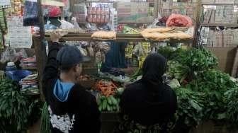 Pedagang kebutuhan bahan pokok di Pasar Rumput, Jakarta, Selasa (28/11).