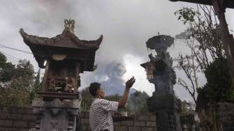 Sejumlah warga sekitar Gunung Agung mulai mengungsi secara mandiri, di kawasan Karangasem, Bali, Selasa (28/11).