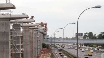 Pekerja menyelesaikan proyek pembangunan kereta ringan atau Light Rail Transit (LRT) di kawasan tol Jagorawi, Cibubur, Jakarta, Selasa (28/11).