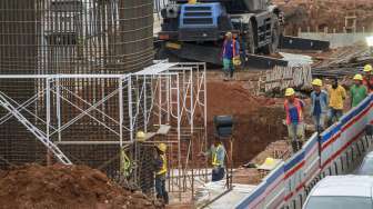 Pekerja menyelesaikan proyek pembangunan kereta ringan atau Light Rail Transit (LRT) di kawasan tol Jagorawi, Cibubur, Jakarta, Selasa (28/11).