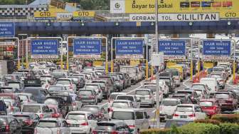 Antrean kendaraan di Gerbang Tol Cililitan, Jakarta, Rabu (29/11). 