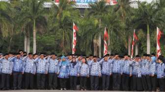 Presiden Joko Widodo menjadi inspektur upacara Peringatan Hari Ulang Tahun Ke-46 Korps Pegawai Republik Indonesia (Korpri) di halaman Monumen Nasional (Monas), Jakarta, Rabu (29/11).