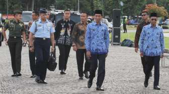 Presiden Joko Widodo menjadi inspektur upacara Peringatan Hari Ulang Tahun Ke-46 Korps Pegawai Republik Indonesia (Korpri) di halaman Monumen Nasional (Monas), Jakarta, Rabu (29/11).