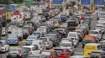 Antrean kendaraan di Gerbang Tol Cililitan, Jakarta, Rabu (29/11). 