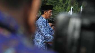 Presiden Joko Widodo menjadi inspektur upacara Peringatan Hari Ulang Tahun Ke-46 Korps Pegawai Republik Indonesia (Korpri) di halaman Monumen Nasional (Monas), Jakarta, Rabu (29/11).