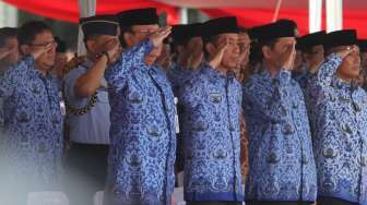 Presiden Joko Widodo menjadi inspektur upacara Peringatan Hari Ulang Tahun Ke-46 Korps Pegawai Republik Indonesia (Korpri) di halaman Monumen Nasional (Monas), Jakarta, Rabu (29/11).