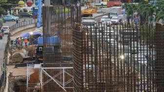 Pekerja menyelesaikan proyek pembangunan kereta ringan atau Light Rail Transit (LRT) di kawasan tol Jagorawi, Cibubur, Jakarta, Selasa (28/11).