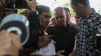 Tersangka kasus ujaran kebencian, Ahmad Dhani didampingi penasehat hukumnya menjalani pemeriksaan di Polres Jakarta Selatan, Jakarta, Kamis (30/11).