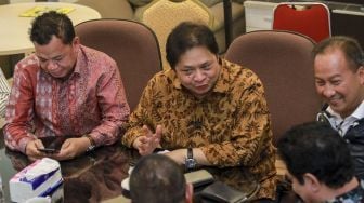 Politisi partai Golkar Airlangga Hartanto saat menghadiri konferensi pers pernyataan sikap politik dukungan dari organisasi sayap Partai Golkar, Musyawarah Kekeluargaan Gotong Royong (MKGR) dan organisasi Majelis Da'wah Islamiyah (MDI) Golkar di Jakarta, Kamis (30/11). 