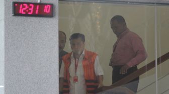 Tahanan KPK Setya Novanto usai menjalani pemeriksaan oleh Mahkamah Kehormatan Dewan (MKD) DPR di KPK, Jakarta, Kamis (30/11).