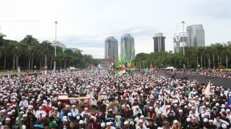 Peringatan Maulid Nabi Muhammad SAW 1439 H/2017 M di kompleks Monumen Nasional (Monas), Jakarta, Jumat (1/12). 