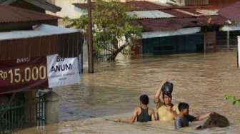 Banjir Dua Meter Nyaris Makan Korban, Bayi Berhasil Diselamatkan Setelah Terjebak