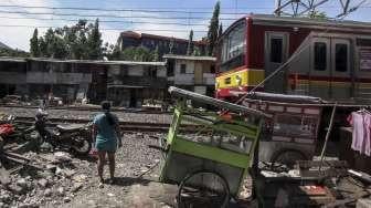 Warga membongkar sendiri bangunan liar yang berdiri di area jalur kereta api di kawasan Bendungan Hilir (Benhil) II, Jakarta, Senin (4/12).