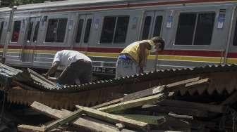 Warga membongkar sendiri bangunan liar yang berdiri di area jalur kereta api di kawasan Bendungan Hilir (Benhil) II, Jakarta, Senin (4/12).