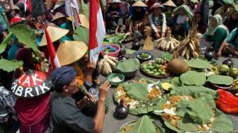 Warga yang tergabung dalam Jaringan Masyarakat Peduli Pegunungan Kendeng (JMPPK) menggelar aksi Kenduri Lingkungan Solidaritas Kendeng Lestari, di Semarang, Jawa Tengah, Selasa (5/12).