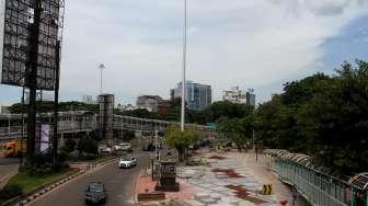 Pekerja menyelesaikan proyek taman 12 Mei reformasi di kawasan Grogol, Jakarta, Rabu (6/12).