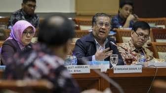 Ketua Mahkamah Konstitusi (MK) Arief Hidayat mengikuti uji kelayakan dan kepatutan calon Ketua MK periode 2018-2022 di Komisi III, gedung Nusantara II, Kompleks Parlemen Senayan, Jakarta, Rabu (6/12).